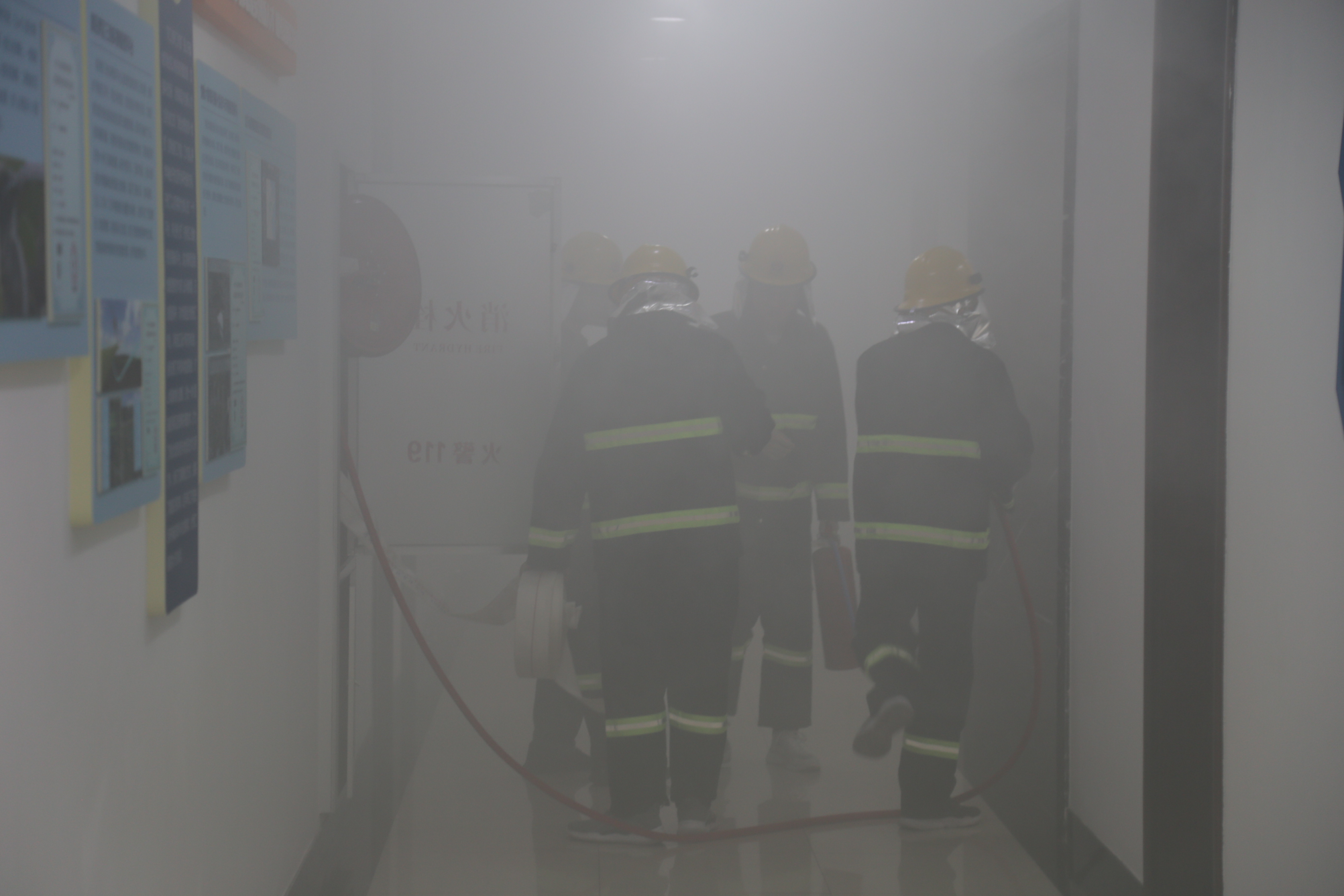 船舶过闸突发起火怎么办？重庆交通执法部门实战演练筑牢春运水上安全门(图1)