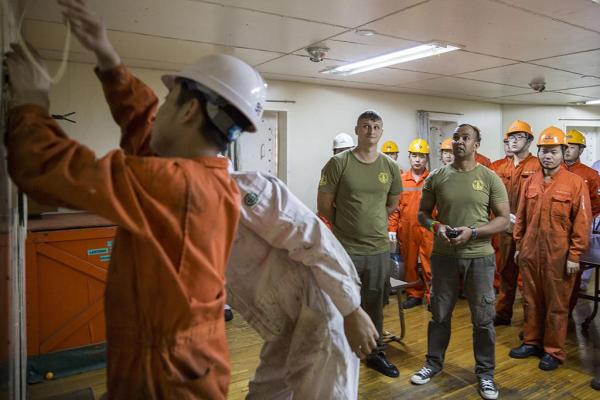 海上救援、天降奇兵！海军航空兵某团开展跨昼夜搜救训练(图1)